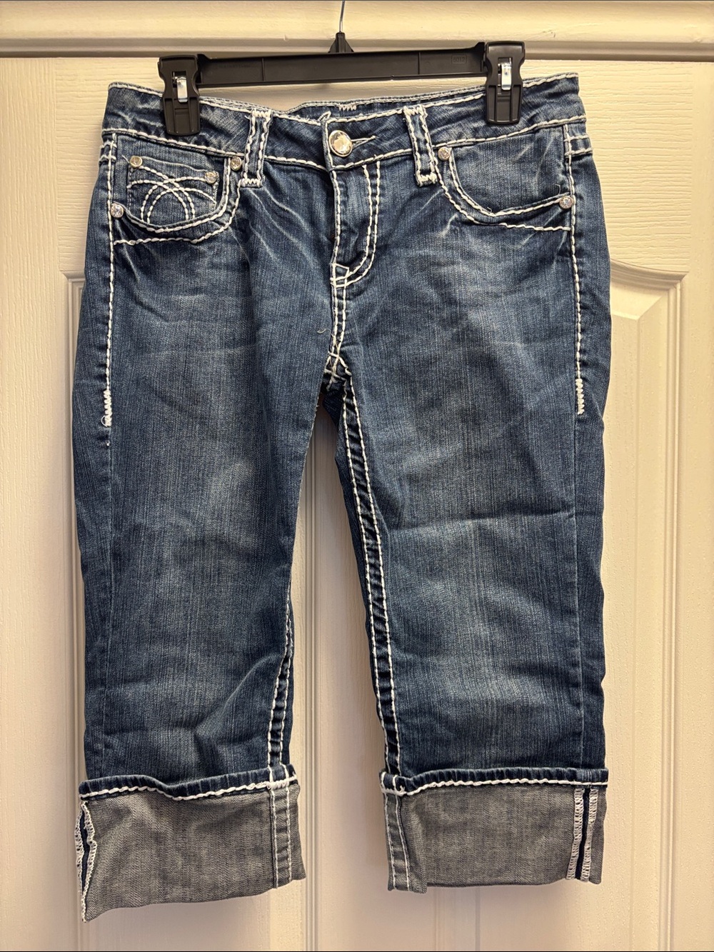 Women's Mid-Blue Cropped Jeans with Contrast Stitching